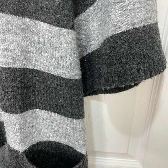 Fenn Wright Manson short sleeve grey striped turtleneck sweater with pockets - Picture 9 of 11